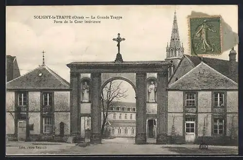 AK Soligny-la-Trappe, La Grande Trappe, Porte de la Cour intérieure