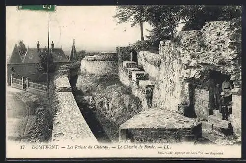 AK Domfront, Les Ruines du Château, Le Chemin de Ronde