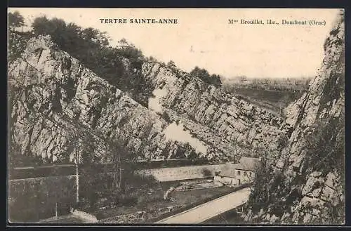 AK Domfront, Tertre Sainte-Anne avec vue sur les formations rocheuses et les bâtiments environnants