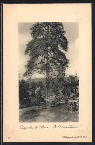 AK Bagnoles-de-l`Orne, Le Grand Hôtel avec terrasse et vue sur le parc