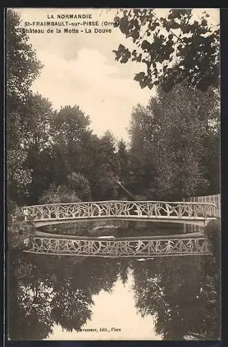 AK St-Fraimbault-sur-Pisse, Château de la Motte, La Douve et son pont réfléchi dans l`eau