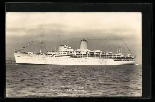 AK Passagierschiff Arcadia in Flaggenschmuck vor der Küste, P. & O. Line