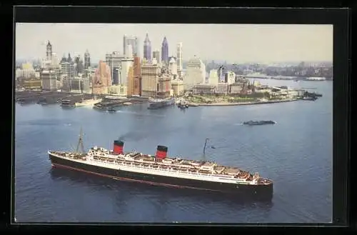 AK Passagierschiff R.M.S. Queen Elizabeth vor Manhattan, Cunard Line