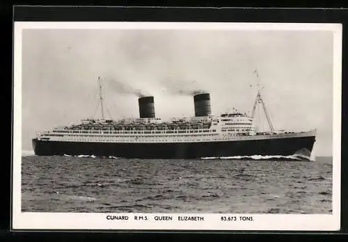 AK Passagierschiff R. M. S. Queen Elizabeth auf hoher See, Cunard Line