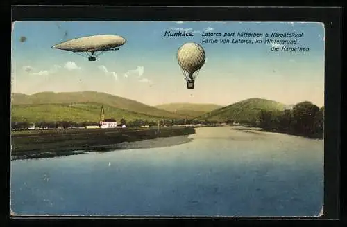 AK Munkács, Zeppelin und Ballon über dem Wasser, Latorca mit Karpathen im Hintergrund