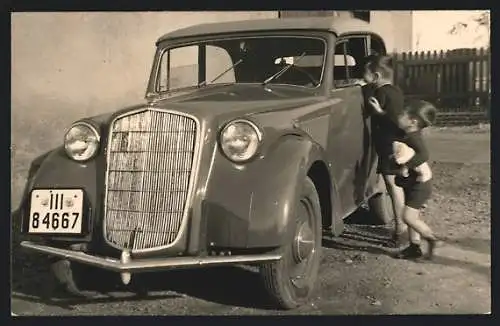 Foto-AK Auto Opel Cabrio mit Kennzeichen III 84667, Kinder sehen in den Innenraum