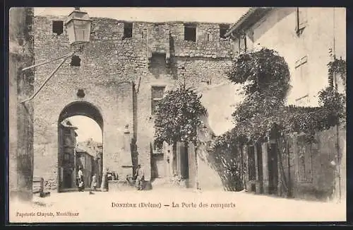AK Donzère, La Porte des remparts