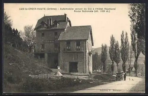 AK Lus-la-Croix-Haute, Automobile venant du Col à l`Hotel Reymond, Route Nationale