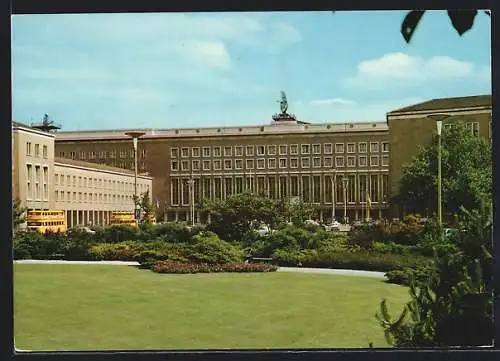 AK Berlin-Tempelhof, Flughafen, Busse vor dem Gebäude