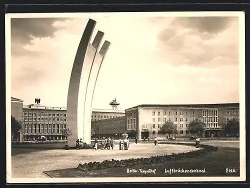 Foto-AK Berlin-Tempelhof, Luftbrückendenkmal