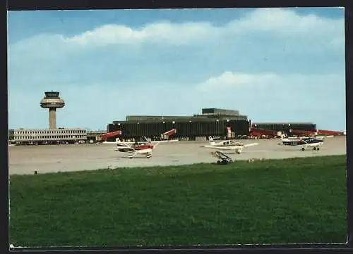 AK Flughafen Hannover, Vorfeld, parkende kleine Flugzeuge, Terminal mit Zugangsbrücken und Tower