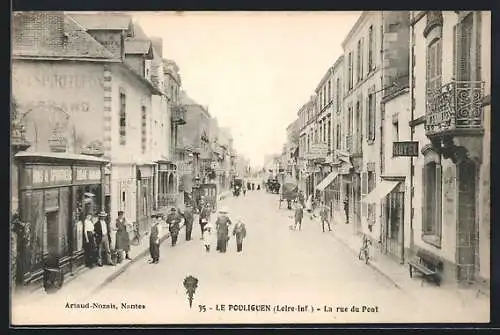 AK Le Pouliguen, La rue du Pont animée avec des passants et des commerces