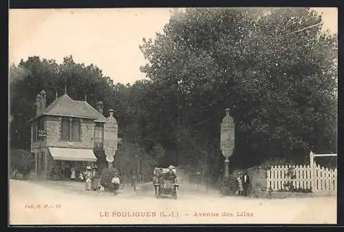 AK Le Pouliguen, Avenue des Lilas avec voiture et passants