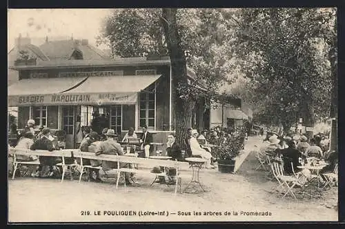 AK Le Pouliguen, Sous les arbres de la Promenade