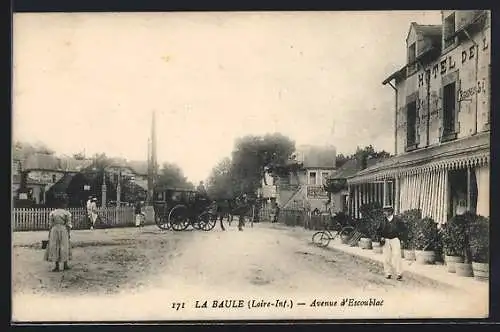 AK La Baule, Avenue d`Escoublac avec l`Hôtel de l`Océan et une calèche