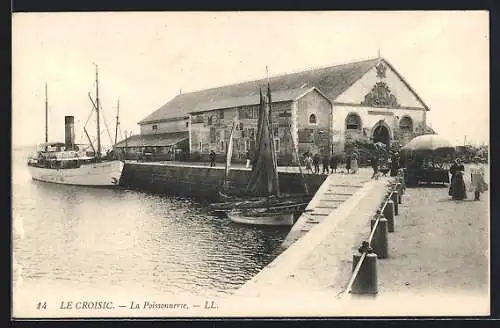 AK Le Croisic, La Poissonnerie avec bateaux à quai