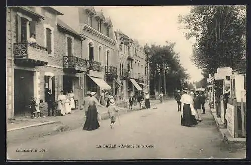 AK La Baule, Avenue de la Gare avec passants et bâtiments commercants