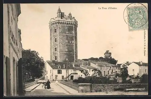 AK Oudon, La Tour d`Oudon et vue sur les maisons environnantes