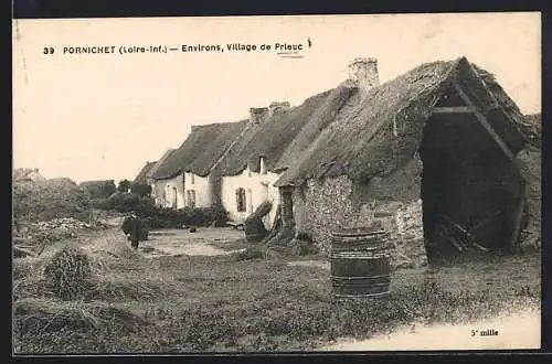 AK Pornichet, Village de Prieux avec maisons aux toits de chaume