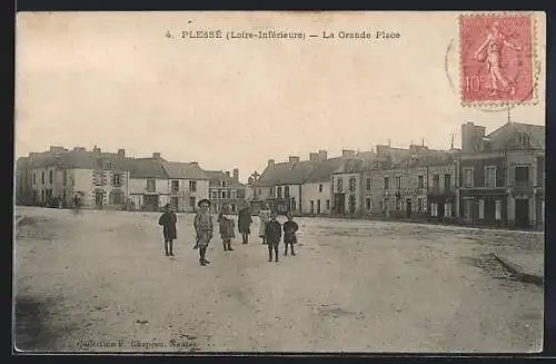 AK Plessé, La Grande Place avec des enfants jouant