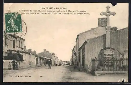 AK Passay, Rue du Port avec grande croix en pierre et maisons alignées