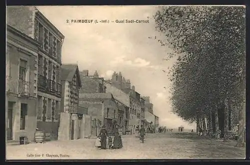 AK Paimbœuf, Quai Sadi-Carnot avec des passants et des bâtiments historiques