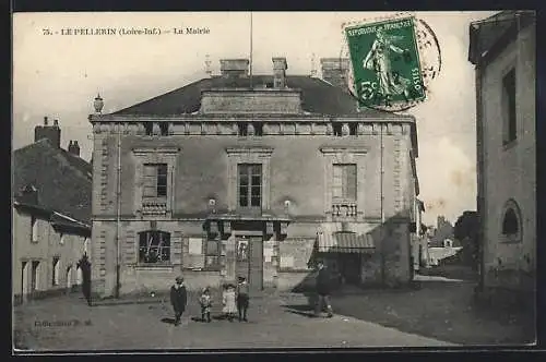 AK Le Pellerin, La Mairie avec des passants devant le bâtiment