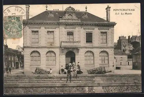 AK Pontchâteau, La Mairie avec des habitants devant l`entrée