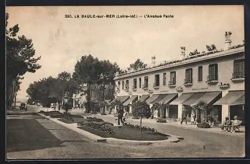 AK La Baule-sur-Mer, L`Avenue Pavie avec boutiques et promeneurs