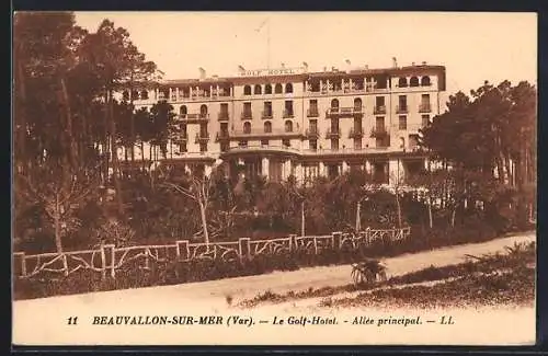 AK Beauvallon-sur-Mer, Le Golf-Hotel, Allée principal