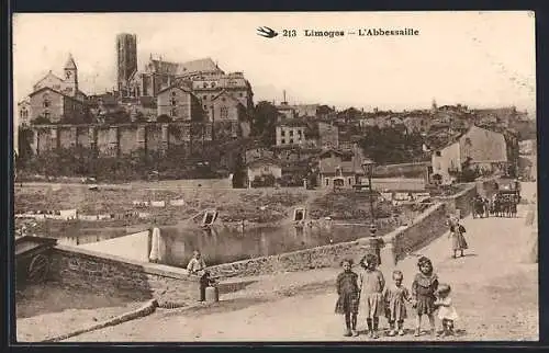 AK Limoges, L`Abbessaille avec vue sur la rivière et les enfants jouant sur la route