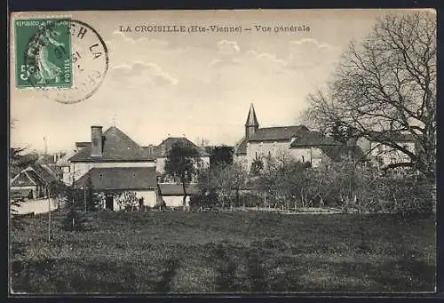 AK La Croisille, Vue générale du village avec église et maisons environnantes