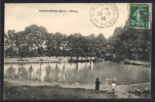 AK Magnac-Bourg, L`Étang avec des enfants au bord de l`eau