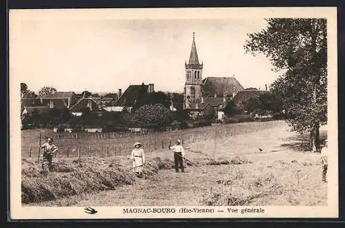 AK Magnac-Bourg, Vue générale avec église et habitants travaillant dans les champs