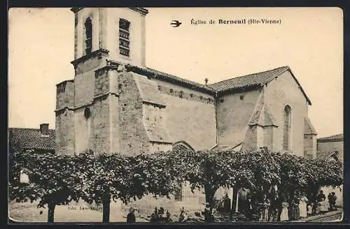 AK Berneuil, Église de Berneuil entourée d`arbres et de passants