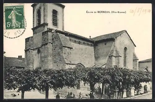 AK Berneuil, Église de Berneuil et place devant l`église