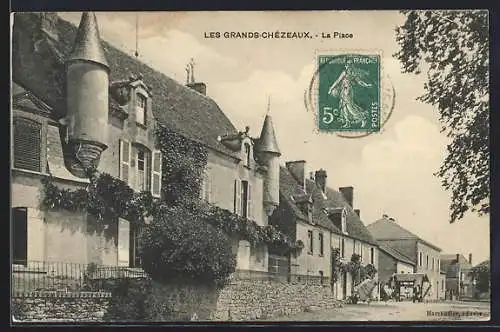 AK Les Grands-Chézeaux, La Place avec des maisons anciennes et une calèche sur la route