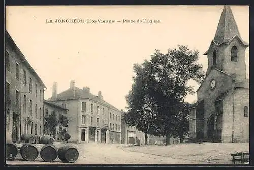 AK La Jonchère, Place de l`Église avec des bâtiments et des tonneaux