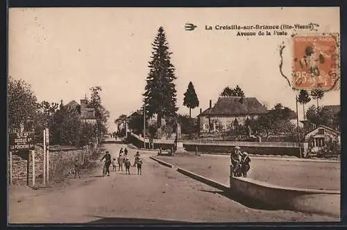 AK La Croisille-sur-Briance, Avenue de la Poste avec des enfants jouant et des maisons en arrière-plan