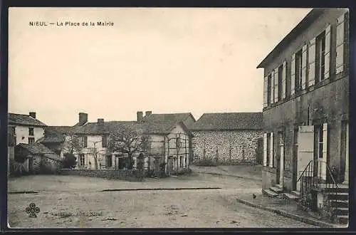 AK Nieul, La Place de la Mairie