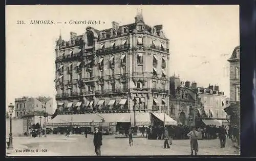 AK Limoges, Vue du Central-Hôtel avec passants sur la place