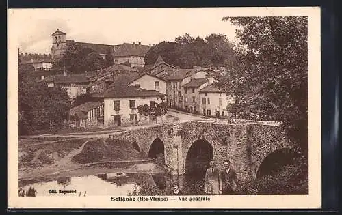 AK Solignac, Vue générale du village avec pont en pierre et église en arrière-plan