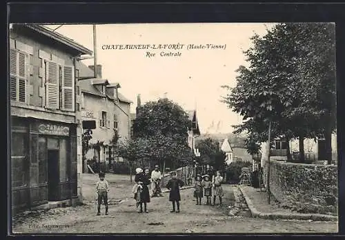 AK Chateauneuf-la-Forêt, Rue Centrale, Strassenpartie