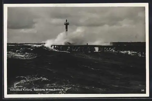 AK Kolberg, Ostseebad, Brandung an der Ostmole mit Leuchtturm