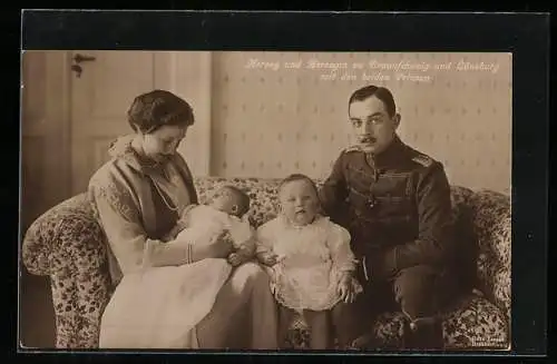 AK Herzog Ernst August von Braunschweig in Husaren-Uniform mit Gemahlin Viktoria Luise und den Prinzen