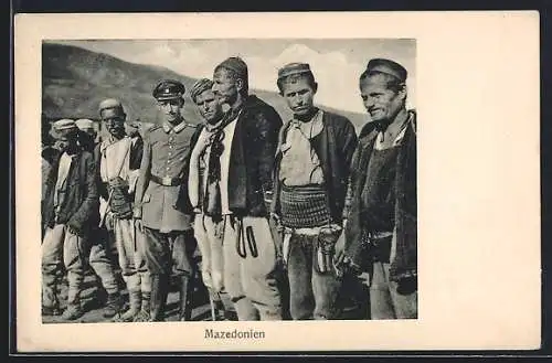 AK Mazedonien, Soldat in Uniform mit Männern