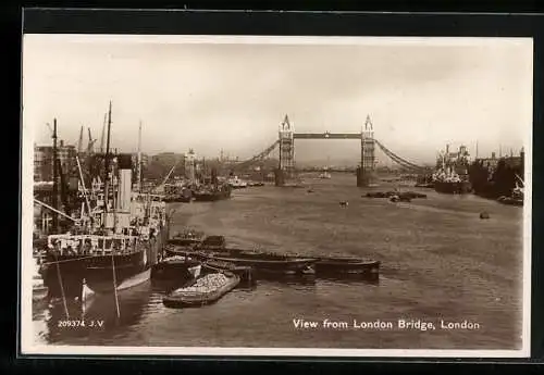 AK London, View from London Bridge, Hafenanlage mit Dampfer