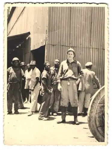 Fotografie unbekannter Fotograf, Ansicht Kipushi / Rep. Kongo, Bergbau, afrikanische Bergleute vor einem Bergwerk