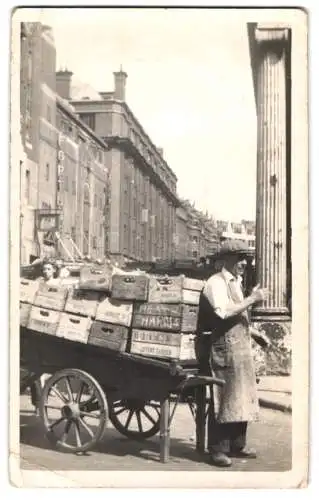 Fotografie unbekannter Fotograf, Ansicht London, Russell Street, Markthändler transportiert Kisten mit einem Karren