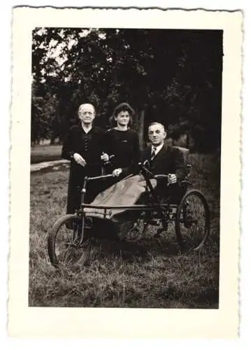Fotografie Collmer, Mann mit Gehbehinderung im Rollstuhl / Liegefahrrad, Spezial - Fahrrad, Velo